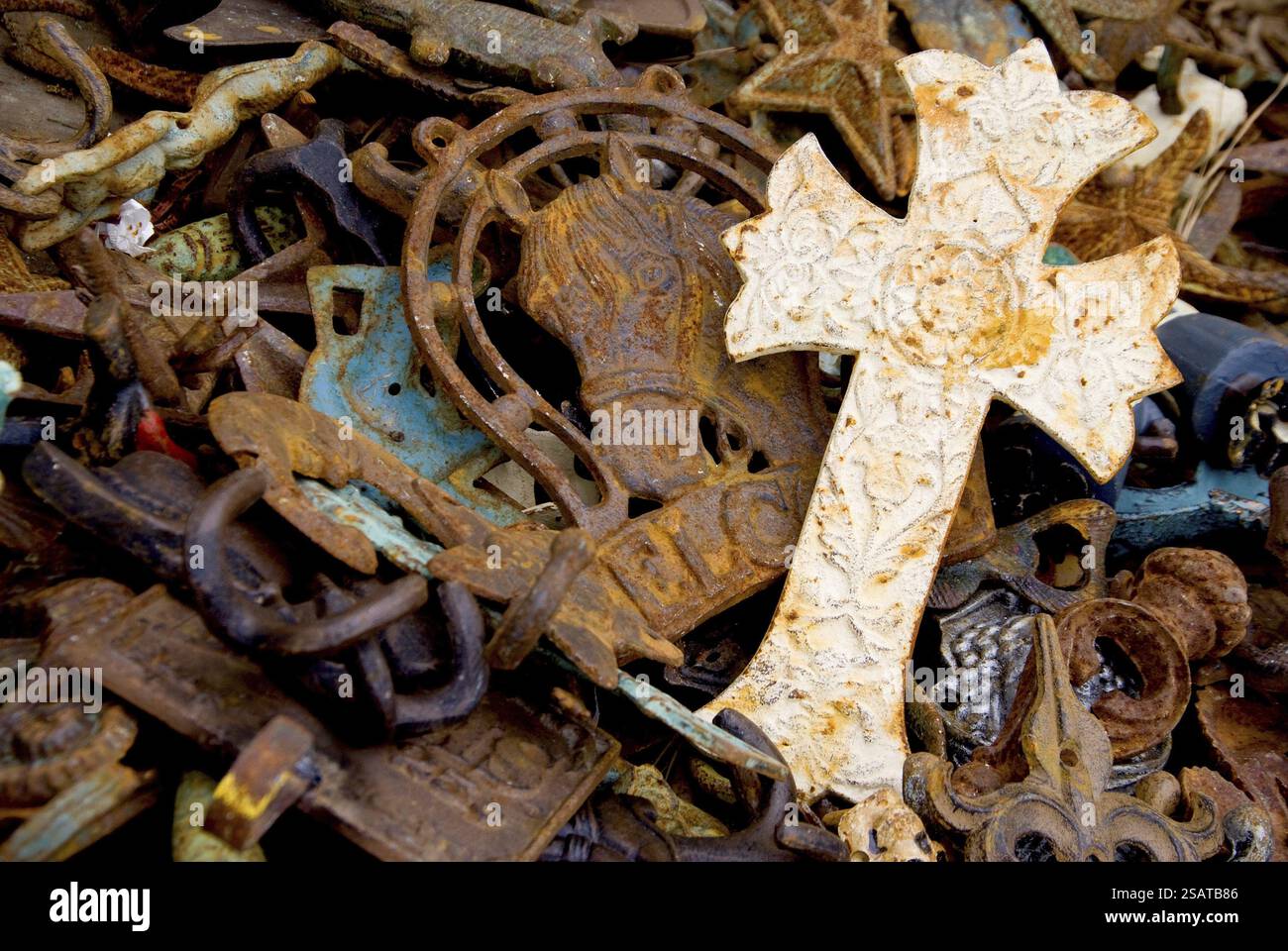 Una Croce cristiana in un mucchio di rottami metallici Foto Stock