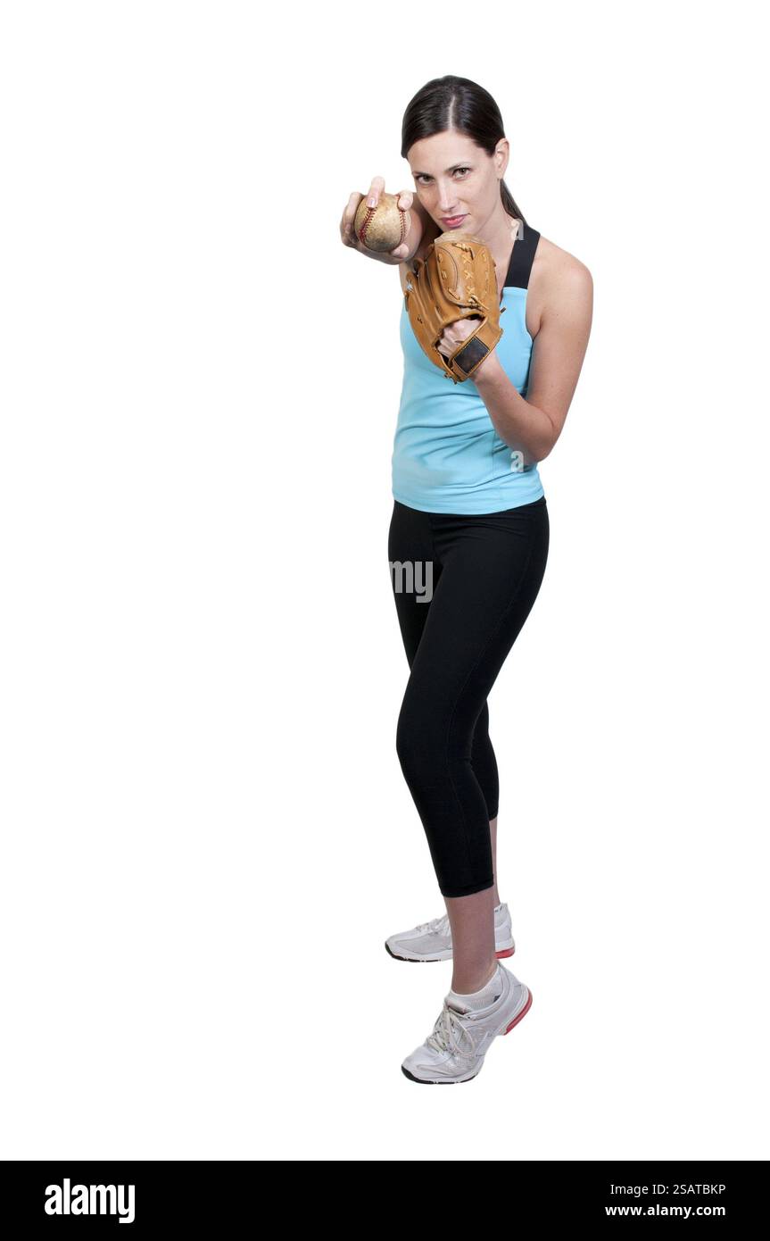 Una bella donna lanciatore di baseball che si prepara a lanciare una palla in una partita Foto Stock Una bella donna lanciatore di baseball che si prepara a lanciare una palla in una partita Foto Stock