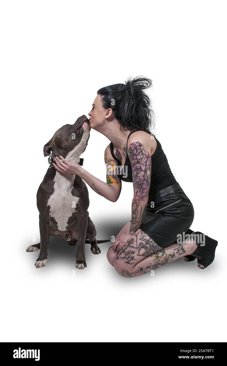 Bella giovane donna con il suo cane da pit Bull Foto Stock
