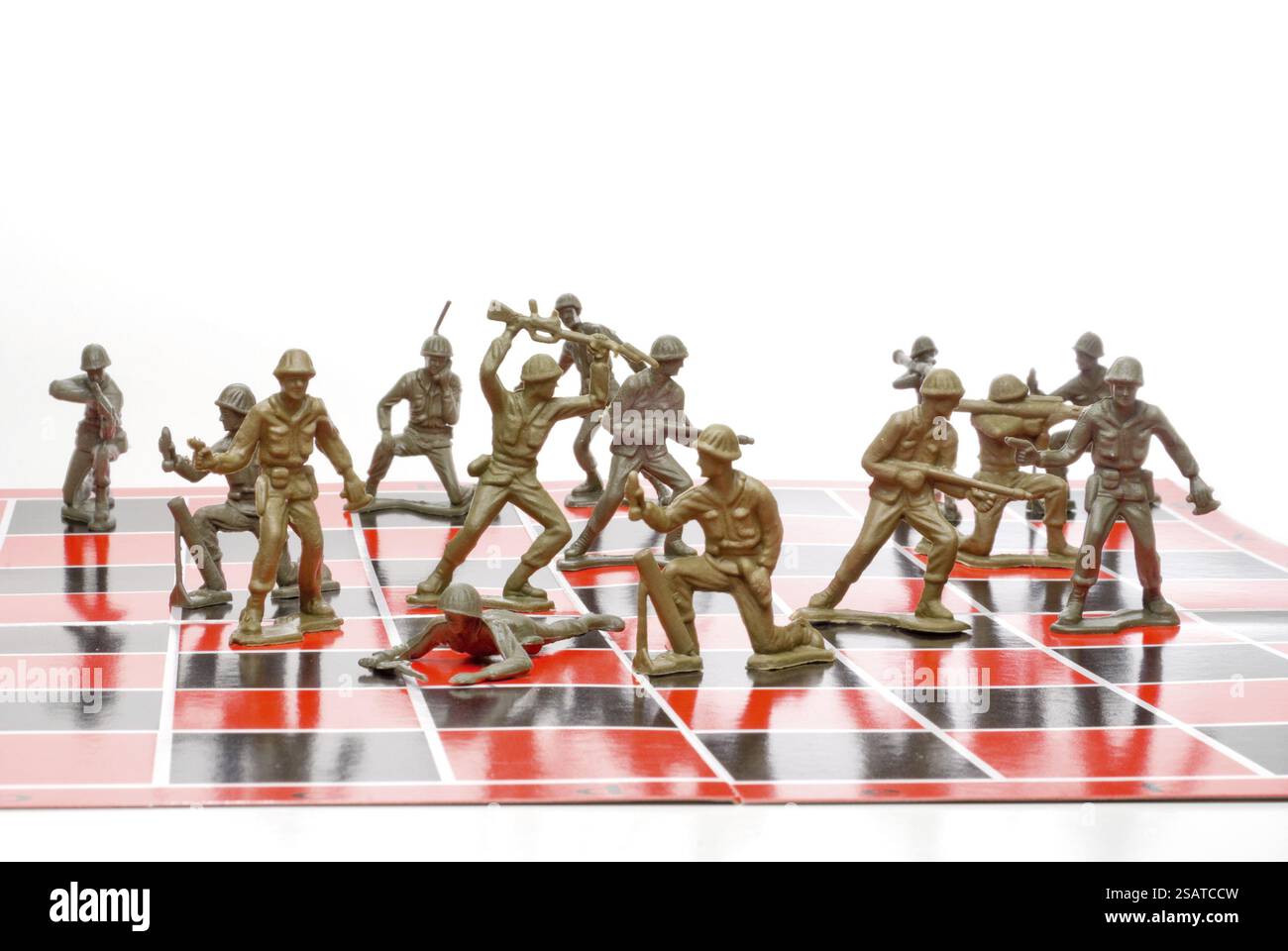 Un gruppo di soldati giocattolo di plastica che giocano a scacchi Foto Stock