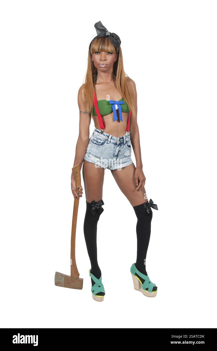 Bella donna posseduto in una trance di trattenimento di un ax Foto Stock