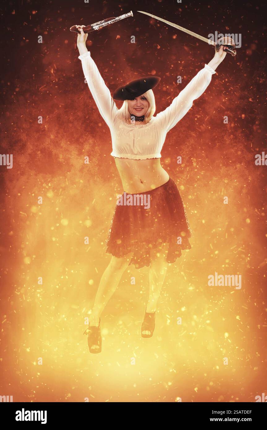 Giovane bella donna pirata con una flintlock pistola e spada Foto Stock