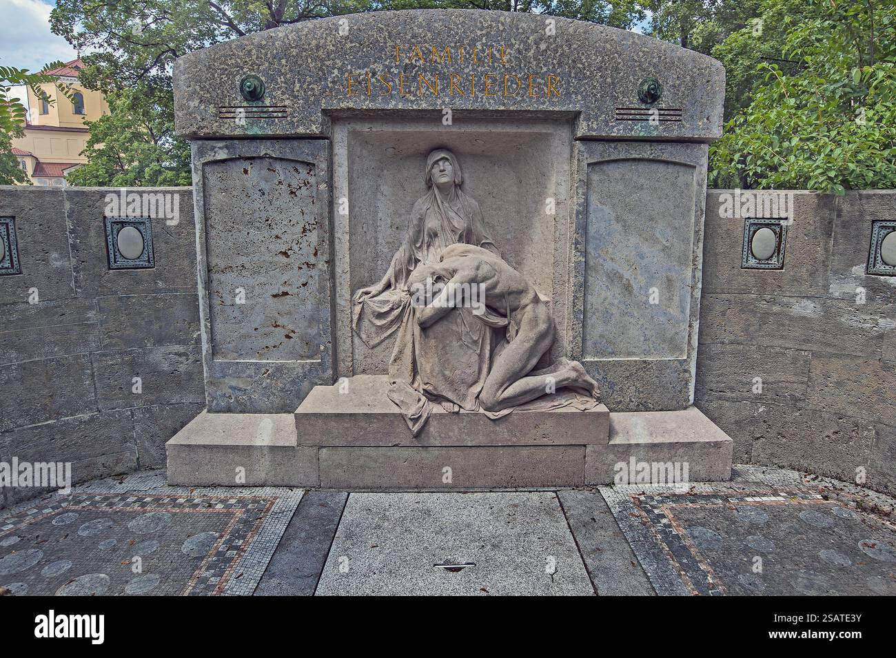 Tomba di famiglia con figure femminili e maschili in lutto, Nordfriedhof, Ungererstr., Monaco di Baviera, alta Baviera, Baviera, Germania, Europa Foto Stock