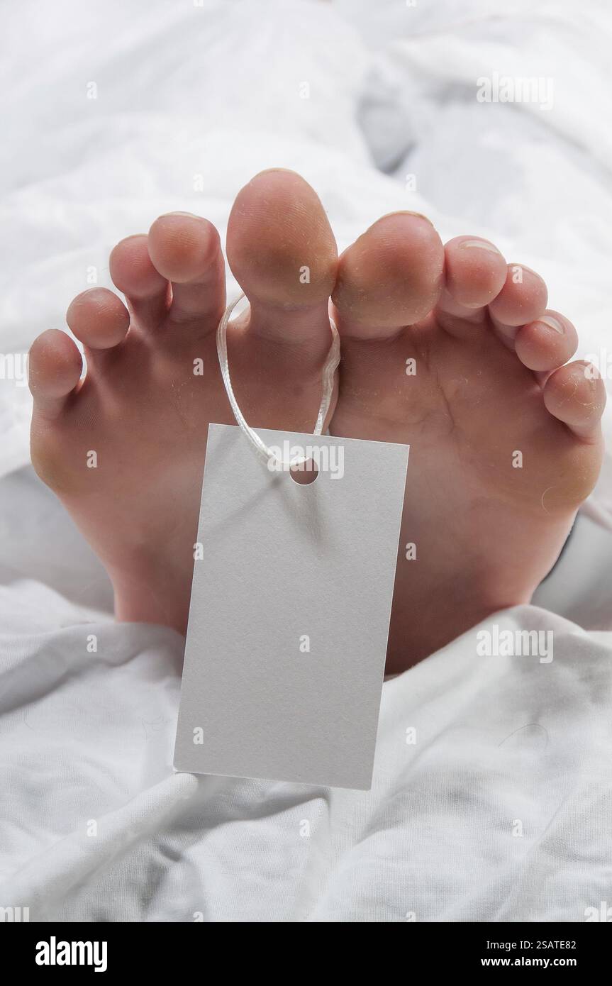 Tag sulla punta di un cadavere in un obitorio Foto Stock