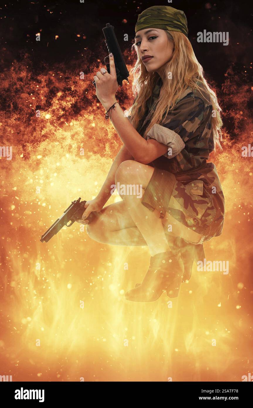 Gun toting bella giovane donna soldato con pistole Foto Stock