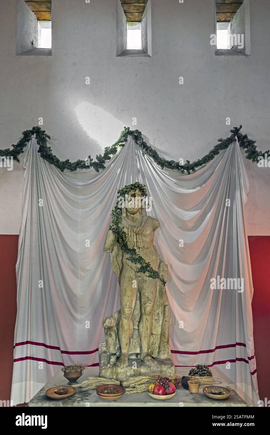 Offerte presso la statua di Ercole con pelle di leone e cane Cerbero, il guardiano dell'oltretomba, il Parco Archeologico Cambodunum, il Parco Romano, Kempte Foto Stock
