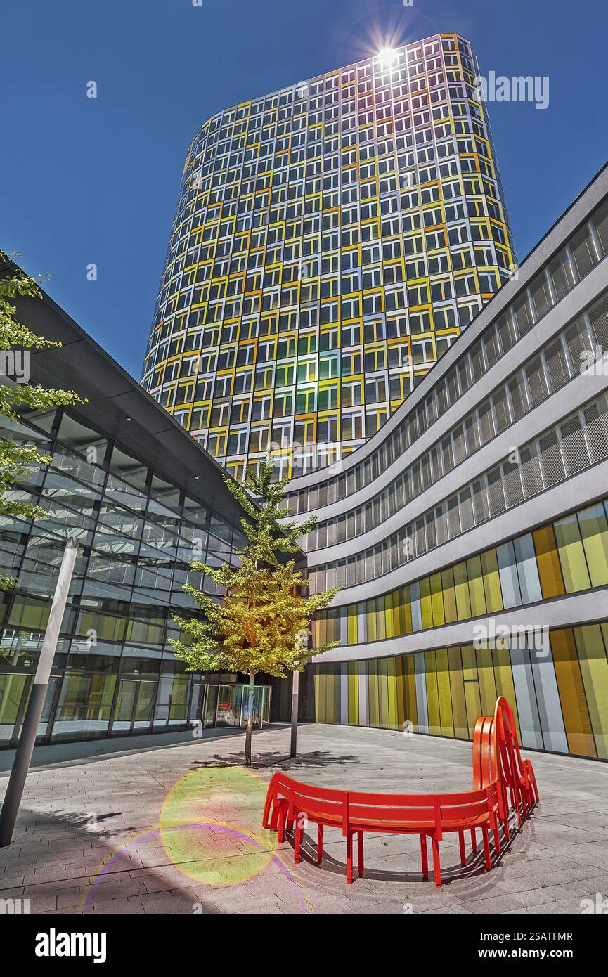 Edificio ADAC con opere d'arte, arte in architettura, Monaco, alta Baviera, Baviera, Germania, Europa Foto Stock
