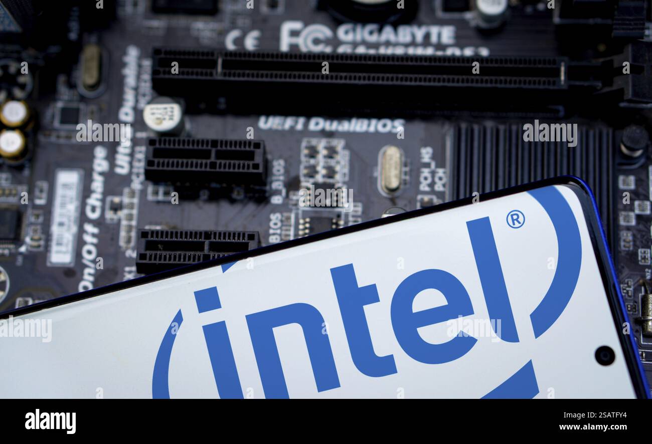 Il logo Intel viene visualizzato sullo smartphone Foto Stock