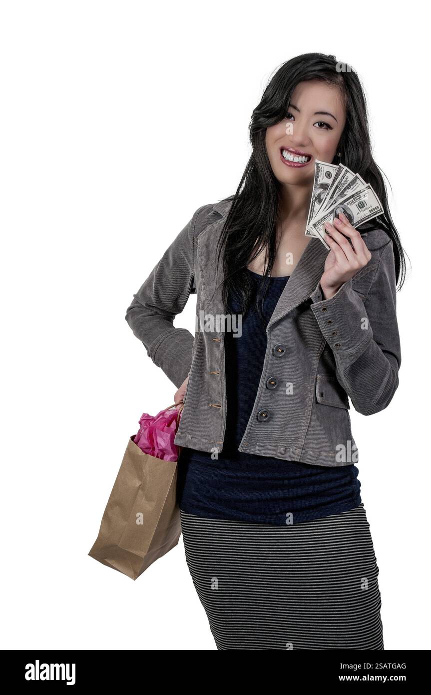 Bella donna tenendo una mano piena di 100 fatture del dollaro Foto Stock