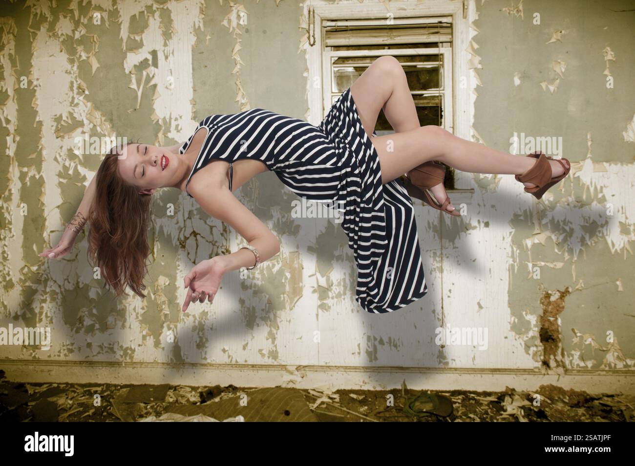 Bella giovane donna galleggianti in aria Foto Stock