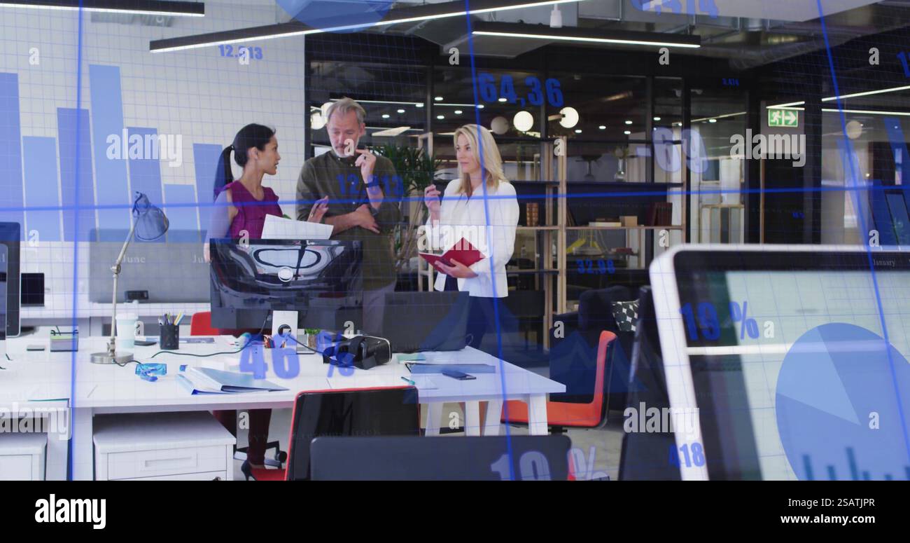 Immagine dell'elaborazione dei dati finanziari su diversi colleghi che discutono di lavoro in ufficio Foto Stock