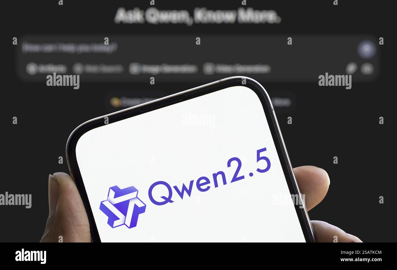 Il logo Alibaba Qwen 2,5 viene visualizzato sullo smartphone Foto Stock