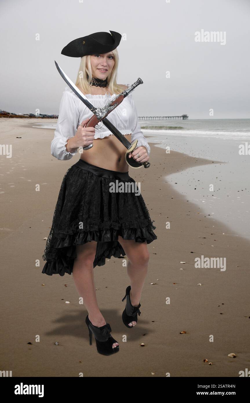 Giovane bella donna pirata con una flintlock pistola e spada Foto Stock