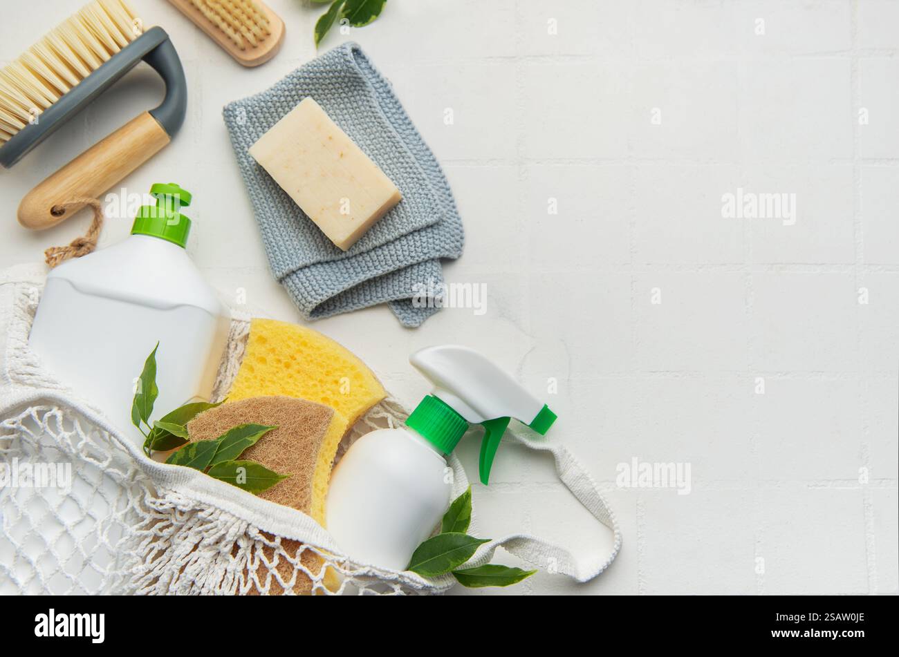 Set di pulizia sostenibile con spazzole, spugne e sapone Foto Stock