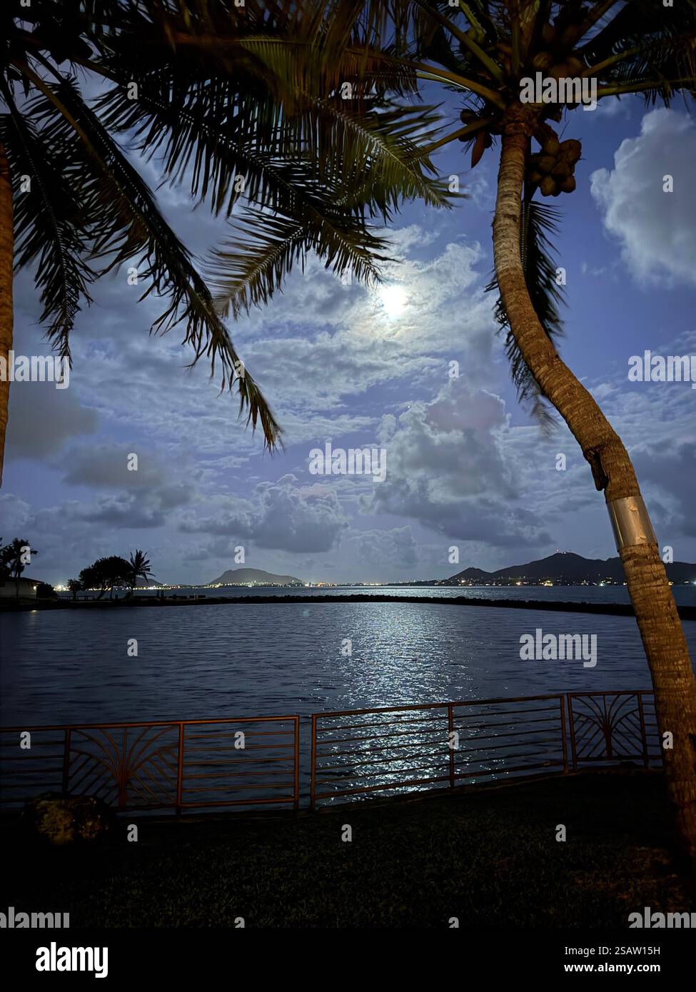 Al chiaro di luna nella baia - Immagine stock catturata con smartphone