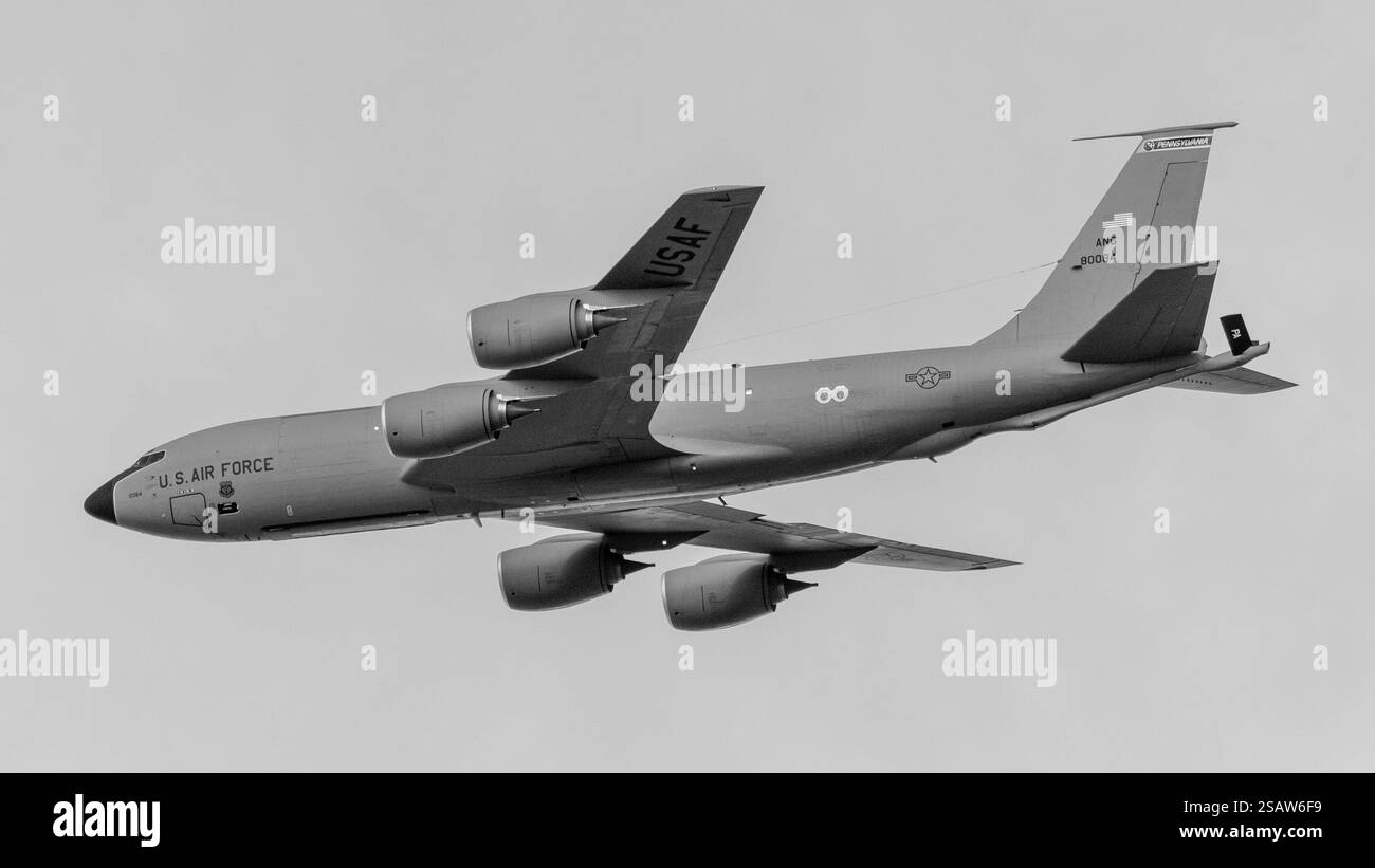 Un aereo KC-135T Stratotanker assegnato al 171st Air Refueling Wing vola sopra la Pittsburgh Air National Guard base il 7 dicembre 2024. L'aircra Foto Stock