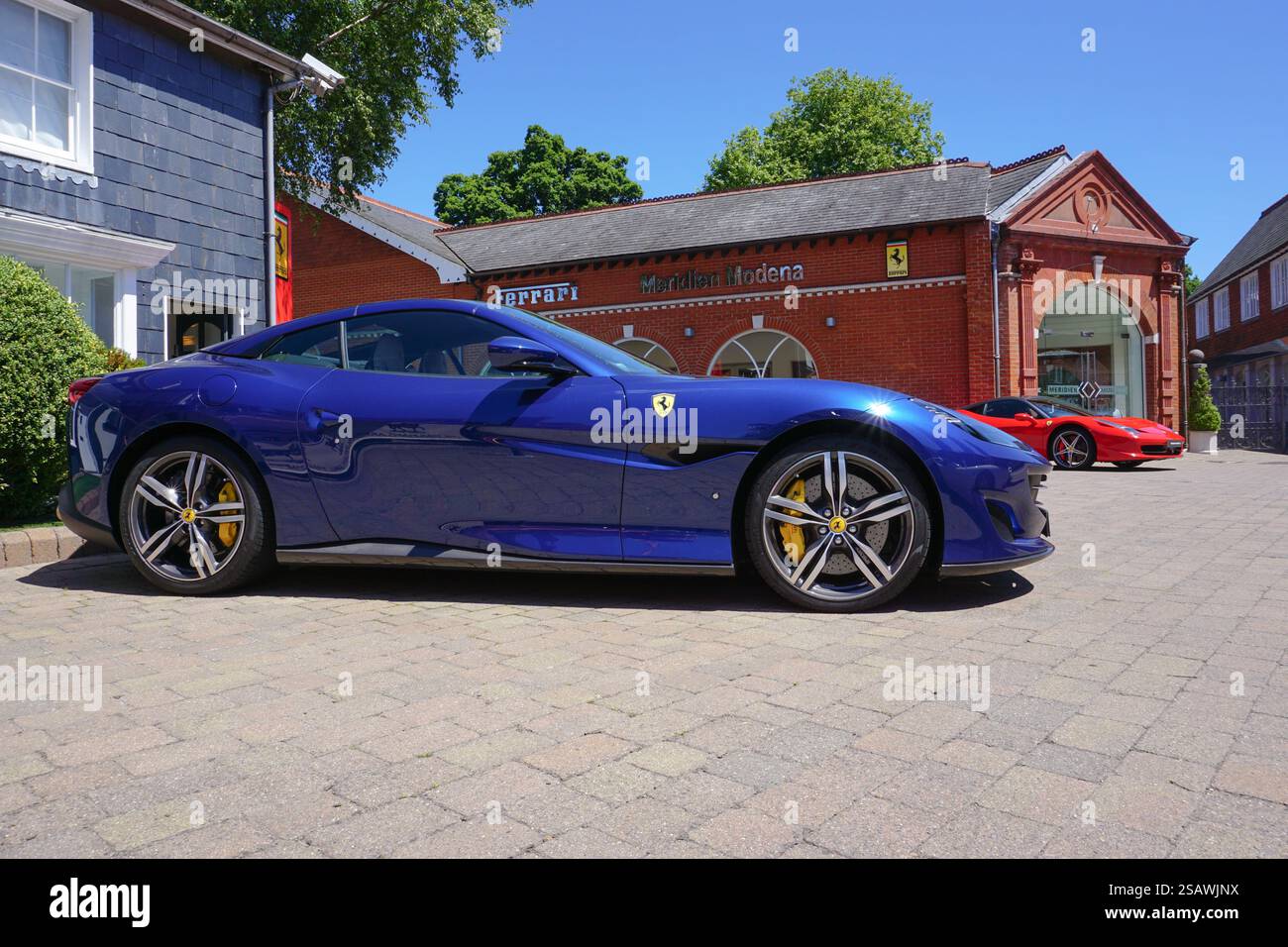 Lyndhurst, Inghilterra, 14 giugno 2022 - auto sportiva Blue Ferrari all'esterno della concessionaria di lusso a Lyndhurst, Regno Unito. Auto sportiva italiana Foto Stock
