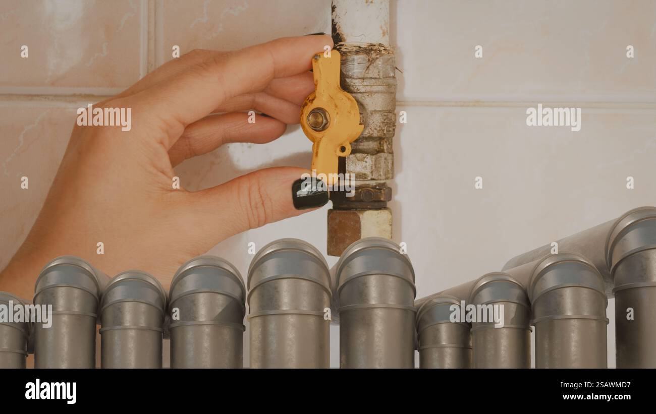 Modello 3D di tubi sullo sfondo della mano di una donna che chiude il rubinetto sul tubo, sanzioni e arresti del gas Foto Stock