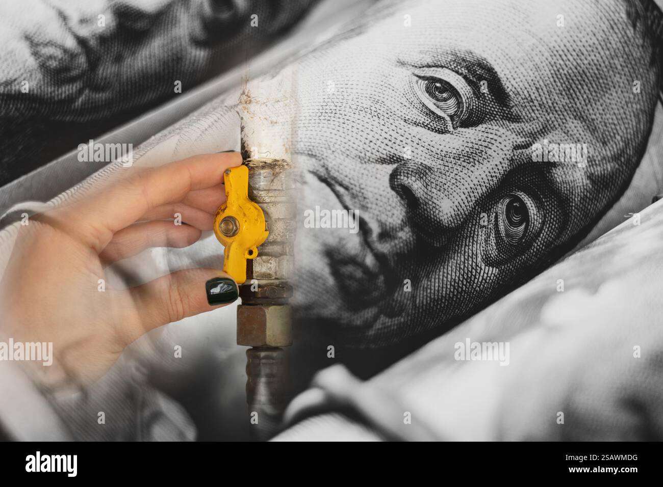 La mano di una donna spegne un rubinetto del gas sullo sfondo di una banconota da cento dollari, sanzioni e divieti Foto Stock
