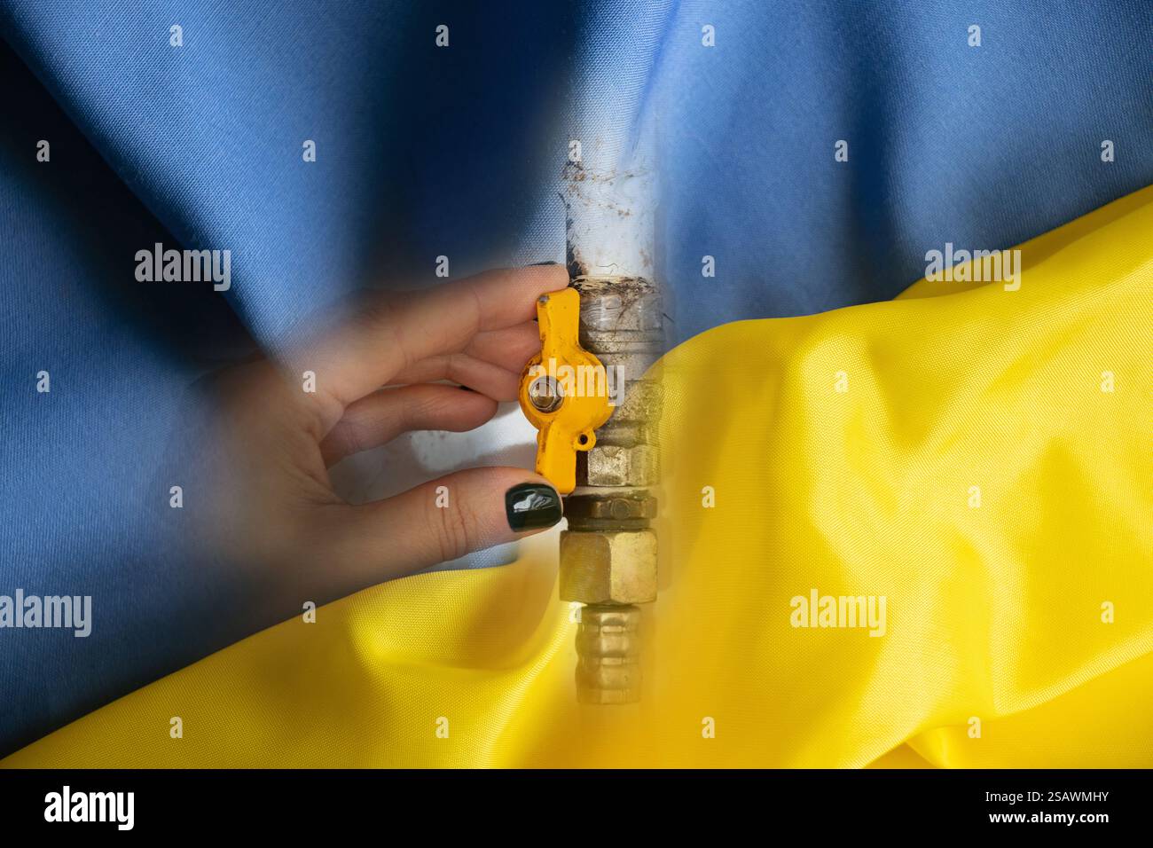 La mano di una donna chiude un rubinetto del gas sullo sfondo della bandiera Ucraina, sanzioni e divieti Foto Stock