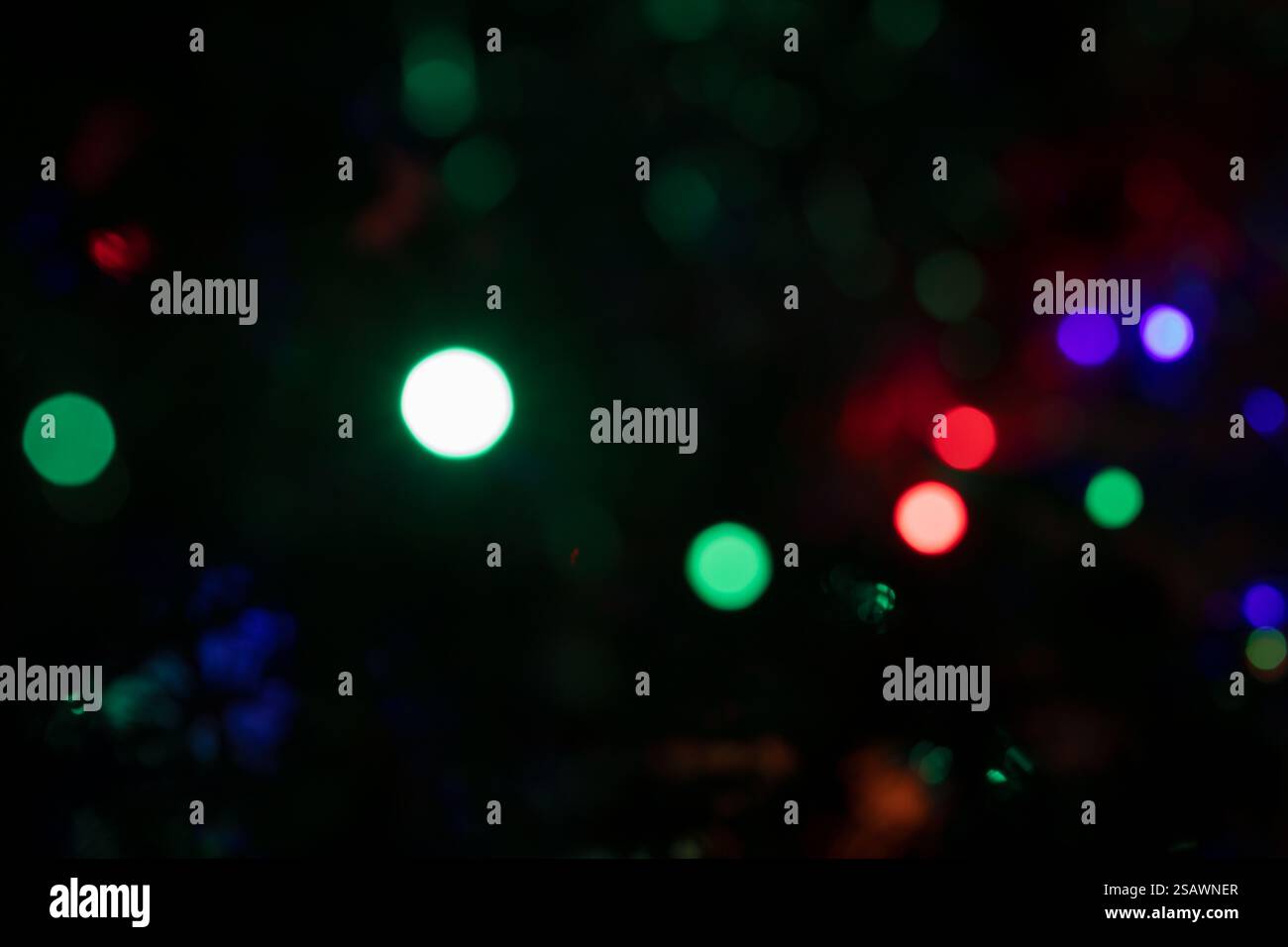 Luci fuori fuoco su sfondo nero Foto Stock
