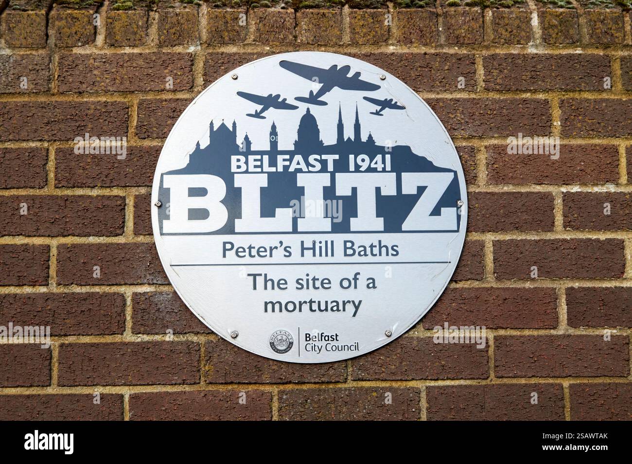 targa commemorativa del blitz di belfast del 1941 sul sito dei bagni della collina di peters usata come un funerario di belfast, irlanda del nord, regno unito Foto Stock