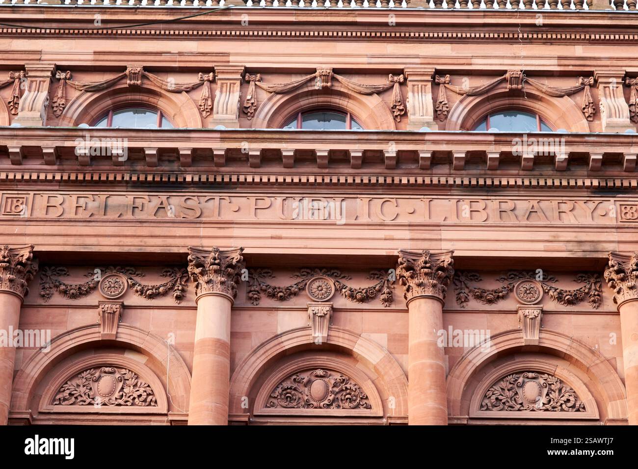 cartello della biblioteca pubblica di belfast sulla biblioteca centrale di belfast belfast belfast, irlanda del nord, regno unito Foto Stock