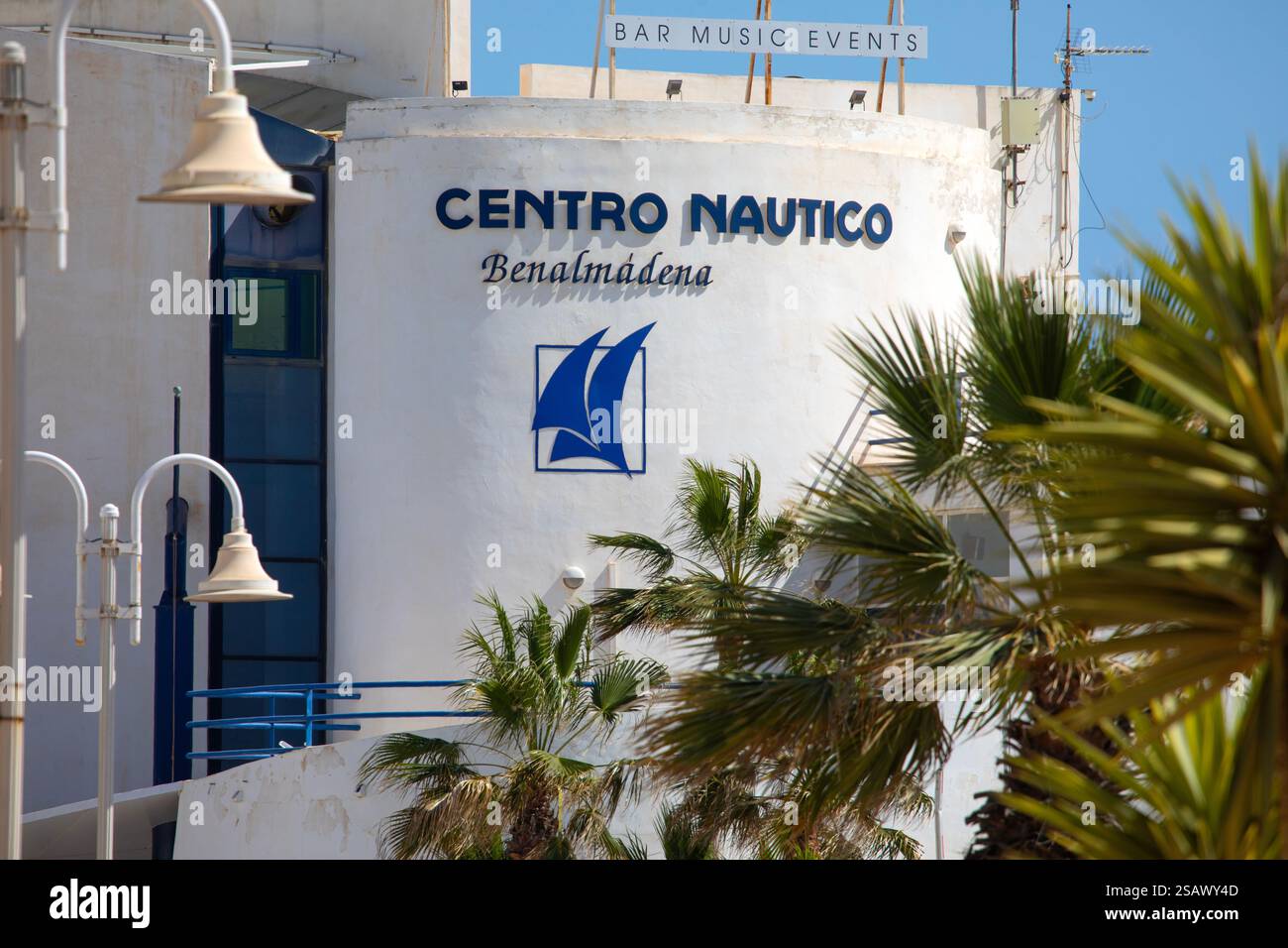 Benalmadena, Spagna - 23 aprile 2024: Edificio Centro Nautico nella Marina di Benalmadena in Spagna. Foto Stock