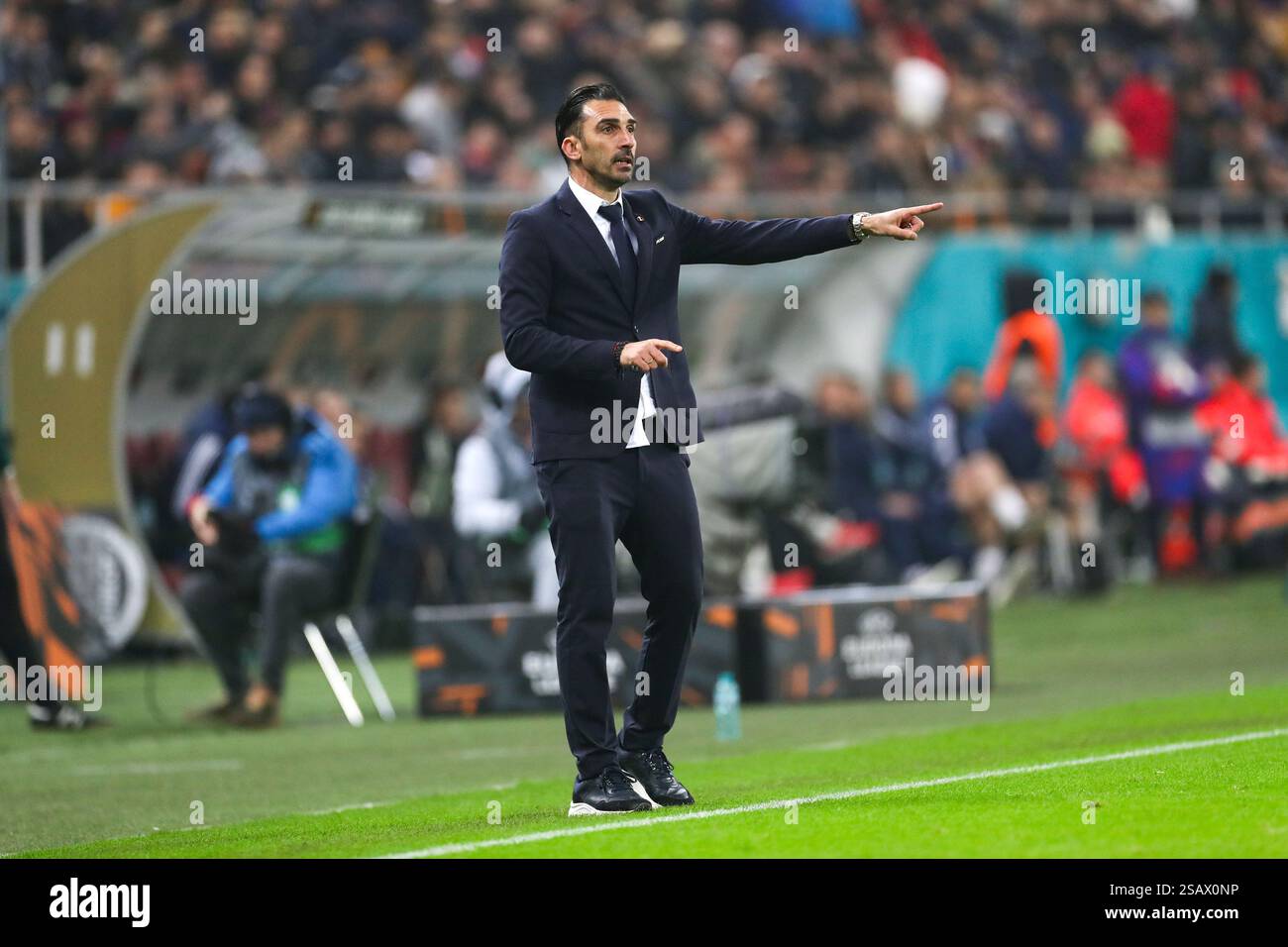 Bucarest, Romania. 30 gennaio 2025. Elias Charalambous FCSB Manager gestures (allenatore di calcio dell'associazione cipriota) durante la partita FCSB contro Manchester United FC UEFA Europa League presso la National Arena (Arena Națională) Stadium, Bucarest, Romania il 30 gennaio 2025 Credit: Phil Duncan/Every Second Media Credit: Every Second Media/Alamy Live News Foto Stock