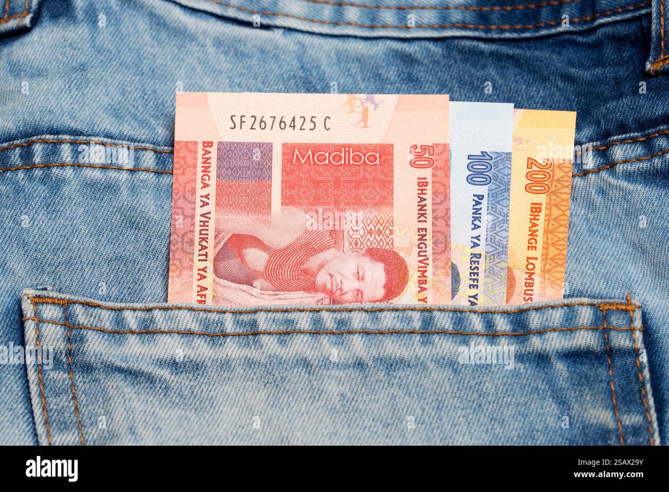 Soldi sudafricani - Rand nella tasca dei jeans blu Foto Stock