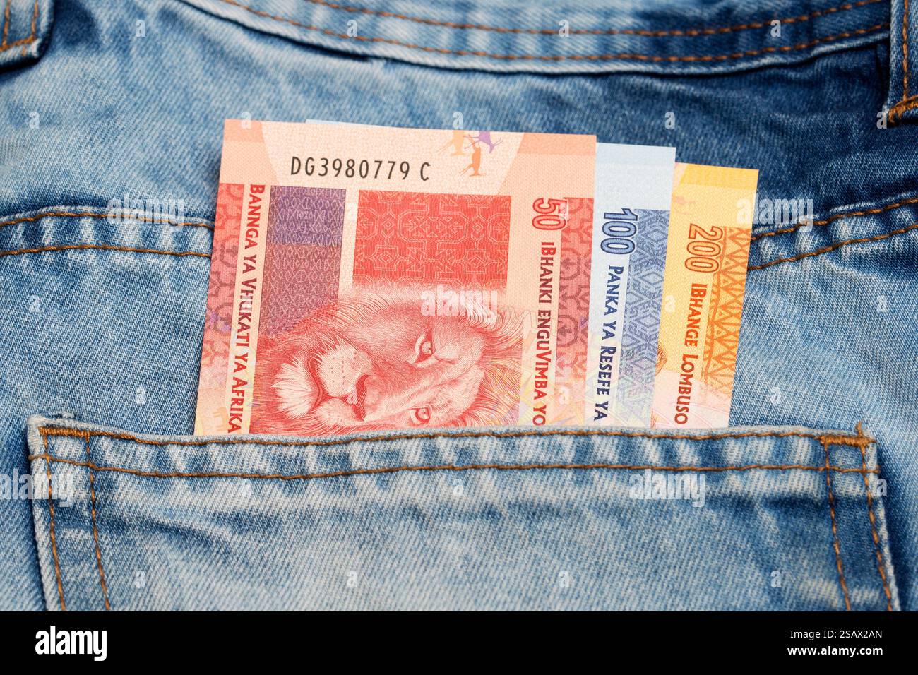 Soldi sudafricani - Rand nella tasca dei jeans blu Foto Stock