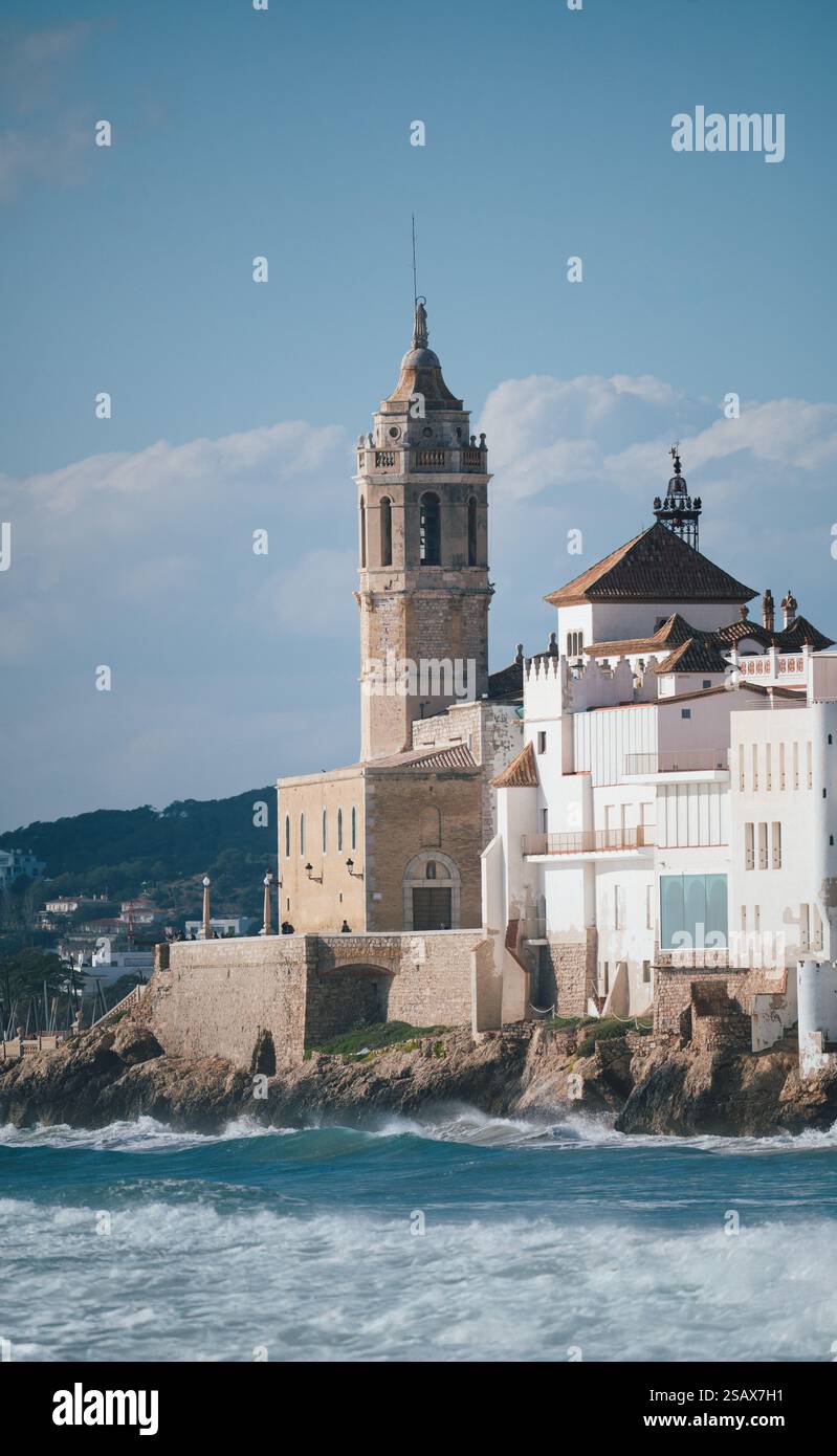 Maestosa chiesa affacciata sul mar mediterraneo a sitges, spagna Foto Stock