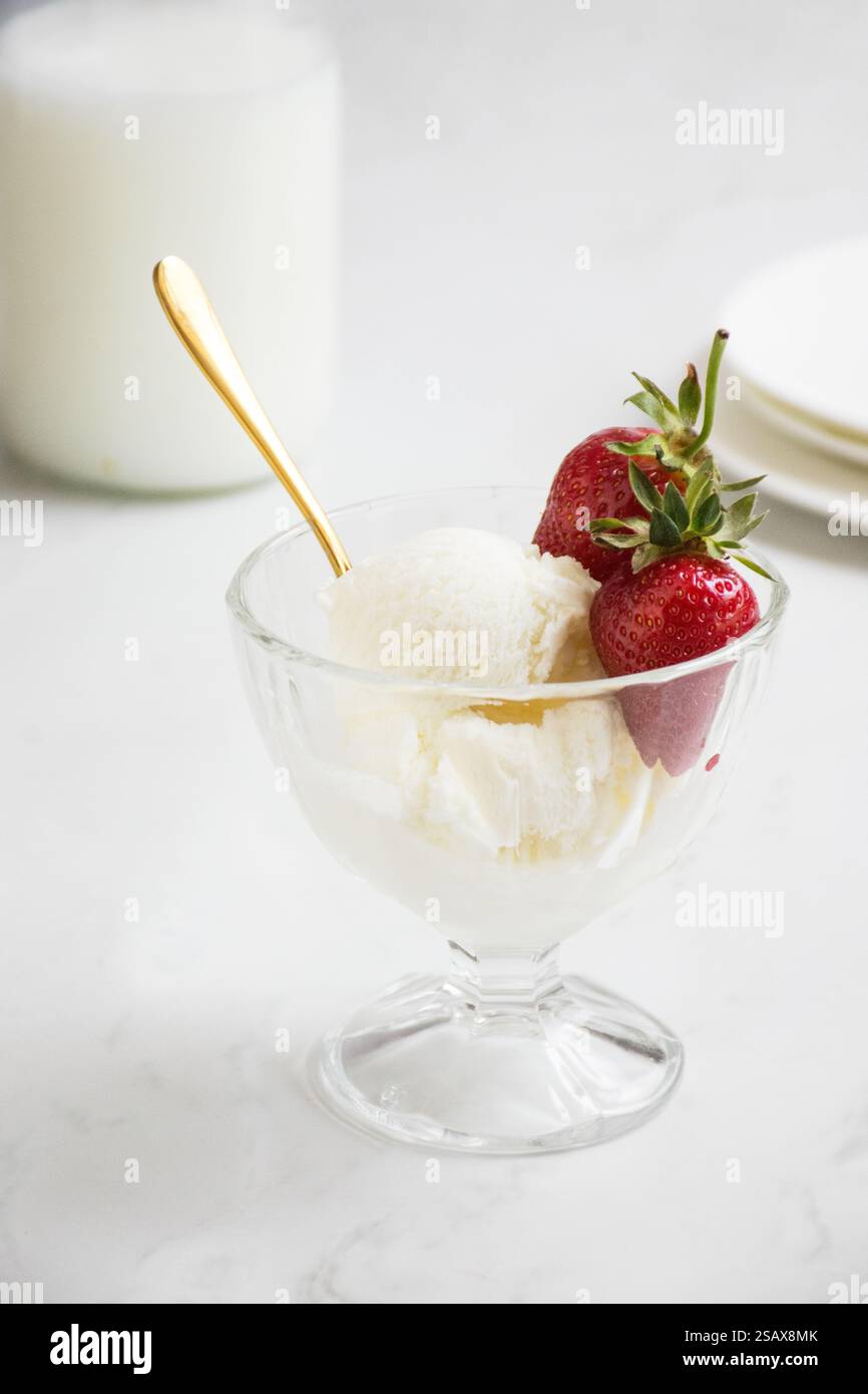 Gelato alla vaniglia con un tocco di fragola Foto Stock