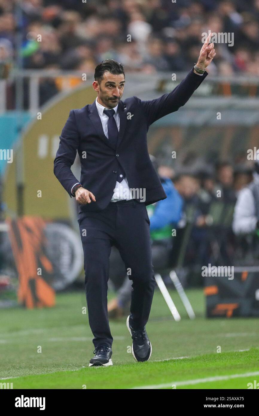 Bucarest, Romania. 30 gennaio 2025. FCSB Manager Elias Charalambous (allenatore di calcio cipriota| gesti durante la partita FCSB vs Manchester United FC UEFA Europa League presso la National Arena (Arena Națională) Stadium, Bucarest, Romania il 30 gennaio 2025 Credit: Phil Duncan/Every Second Media Credit: Every Second Media/Alamy Live News Foto Stock