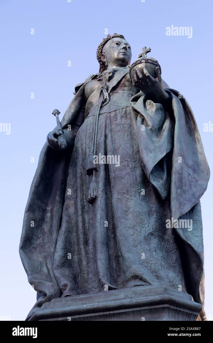 Statua della regina Vittoria in Victoria Square a Birmingham, Inghilterra. La statua fu progettata da Thomas Brock e fu inaugurata nel 1901. Foto Stock