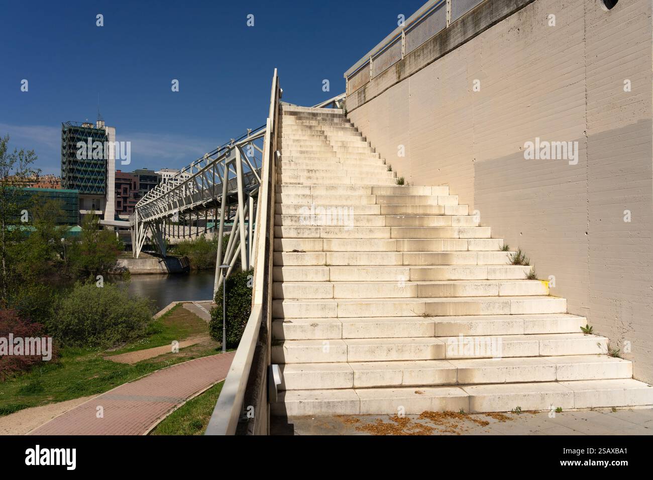 VALLADOLID, SPAGNA - 16 APRILE 2022: Museo della scienza di Castilla y Leon in un edificio moderno e il ponte. Valladolid, Spagna. Foto Stock