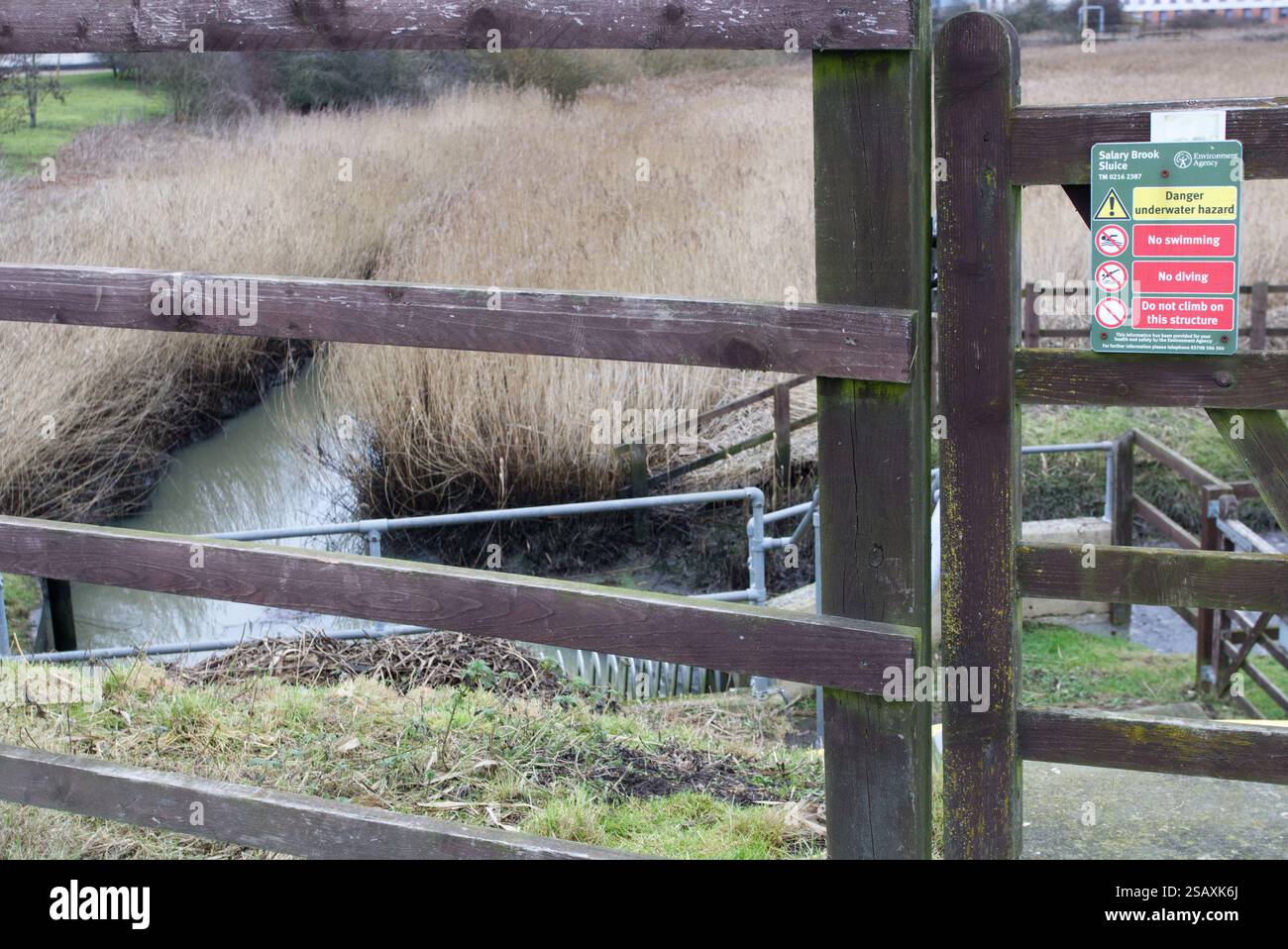 Porta che porta alla salariale Brook sluice vicino al fiume Colne che scorre attraverso Colchester nell'Essex. Salary Brook è un affluente del fiume. Foto Stock