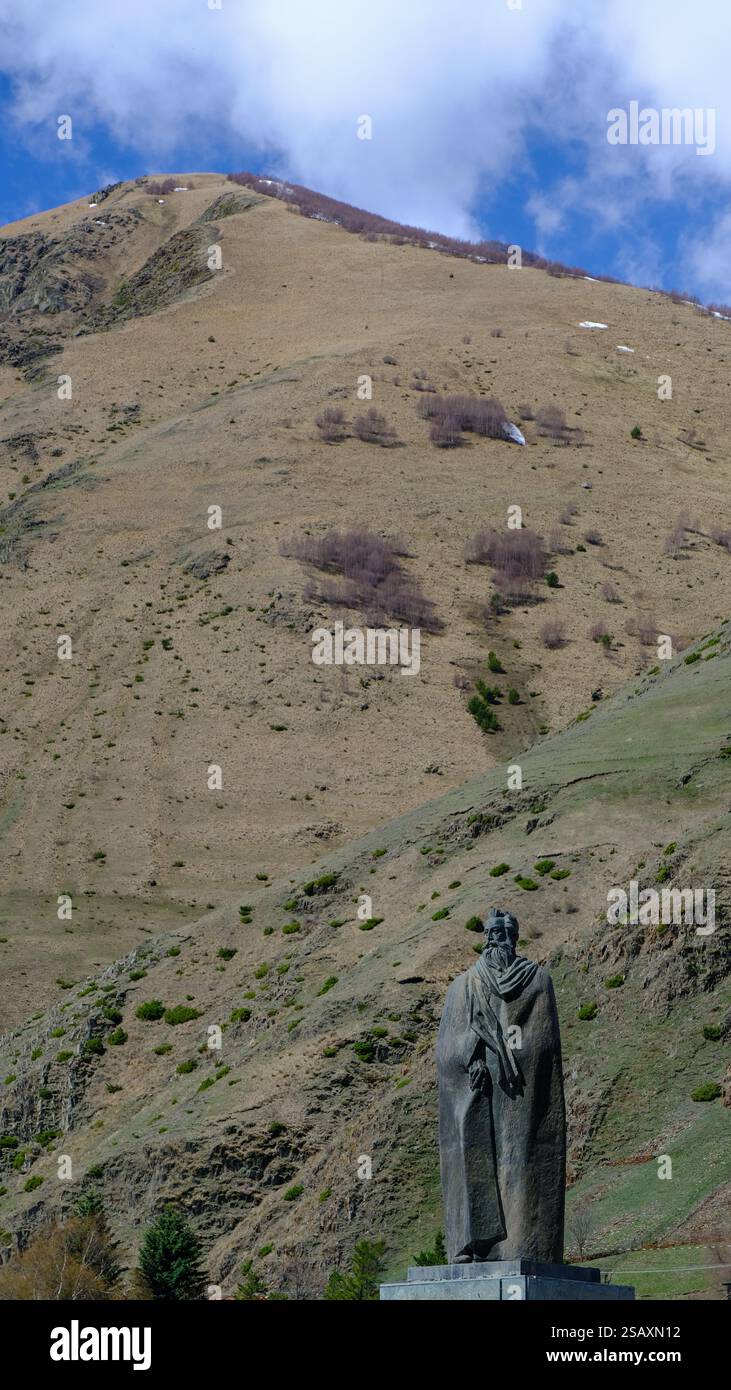 Stepansminda è una piccola città nel nord-est della Georgia. Il Monte Kazbegi e la Chiesa della Trinità di Gergeti sono i punti di riferimento. Foto Stock