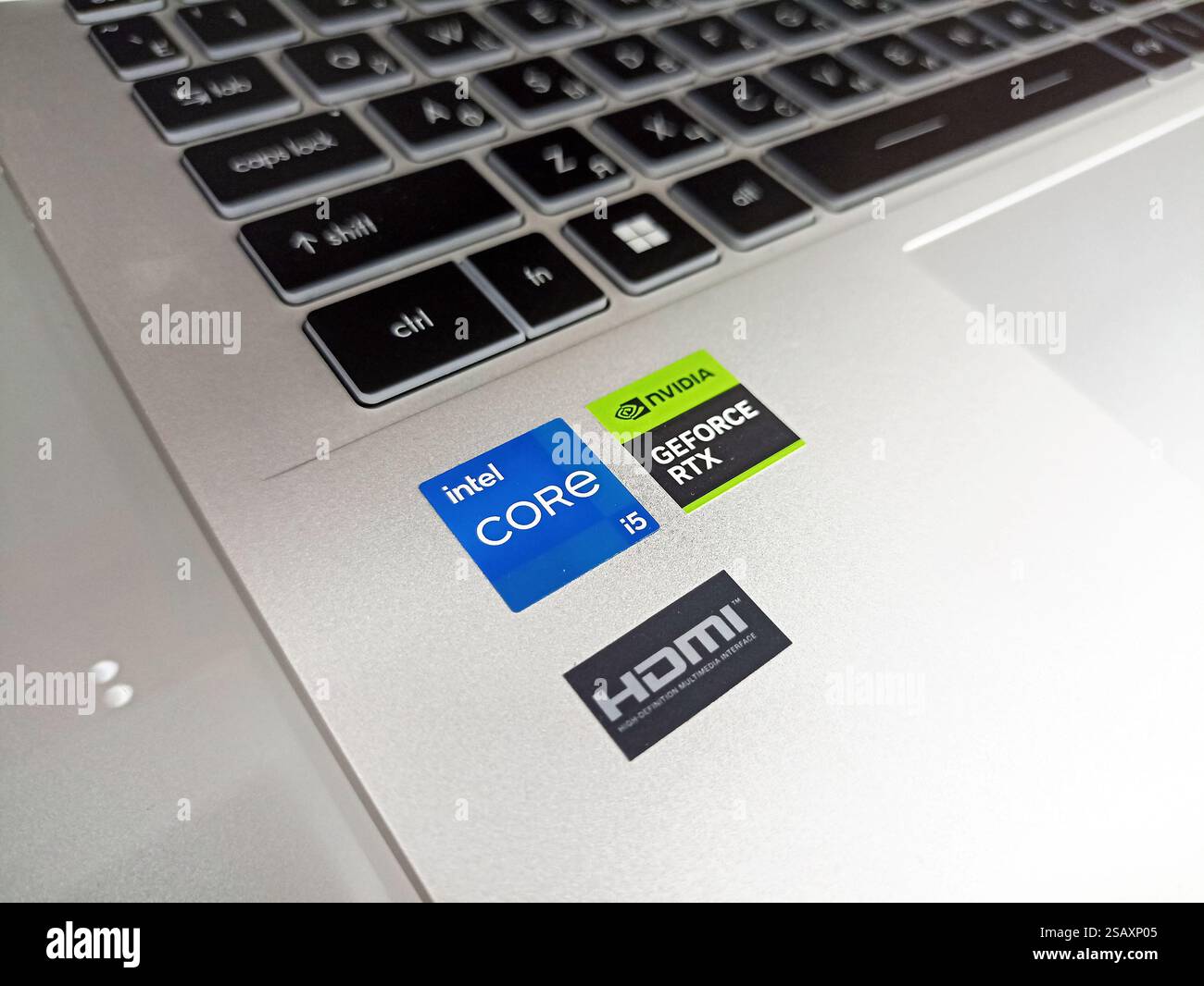 Tastiera per notebook con intel core i5 geforce rtx e adesivi hdmi. Foto Stock