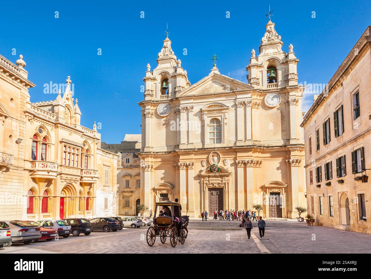 Malta Mdina Malta Cattedrale di San Paolo e Piazza San Paolo con carrozza trainata da cavalli e turisti Mdina Malta EU Europe Foto Stock