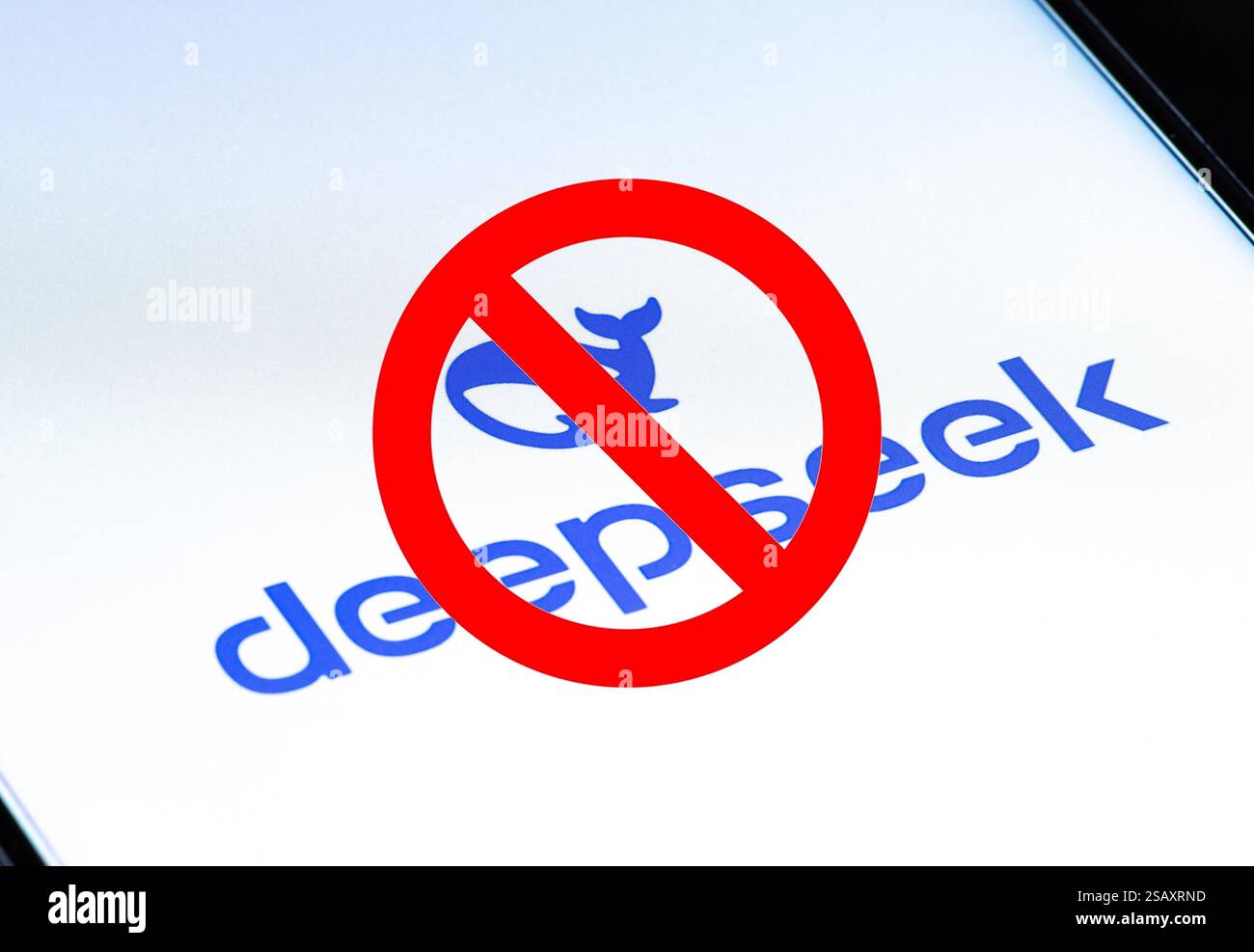 Deepseek ai logo o app visualizzata sullo smartphone con il logo Ban, azienda cinese di intelligenza artificiale che sviluppa modelli open source in grandi lingue Foto Stock