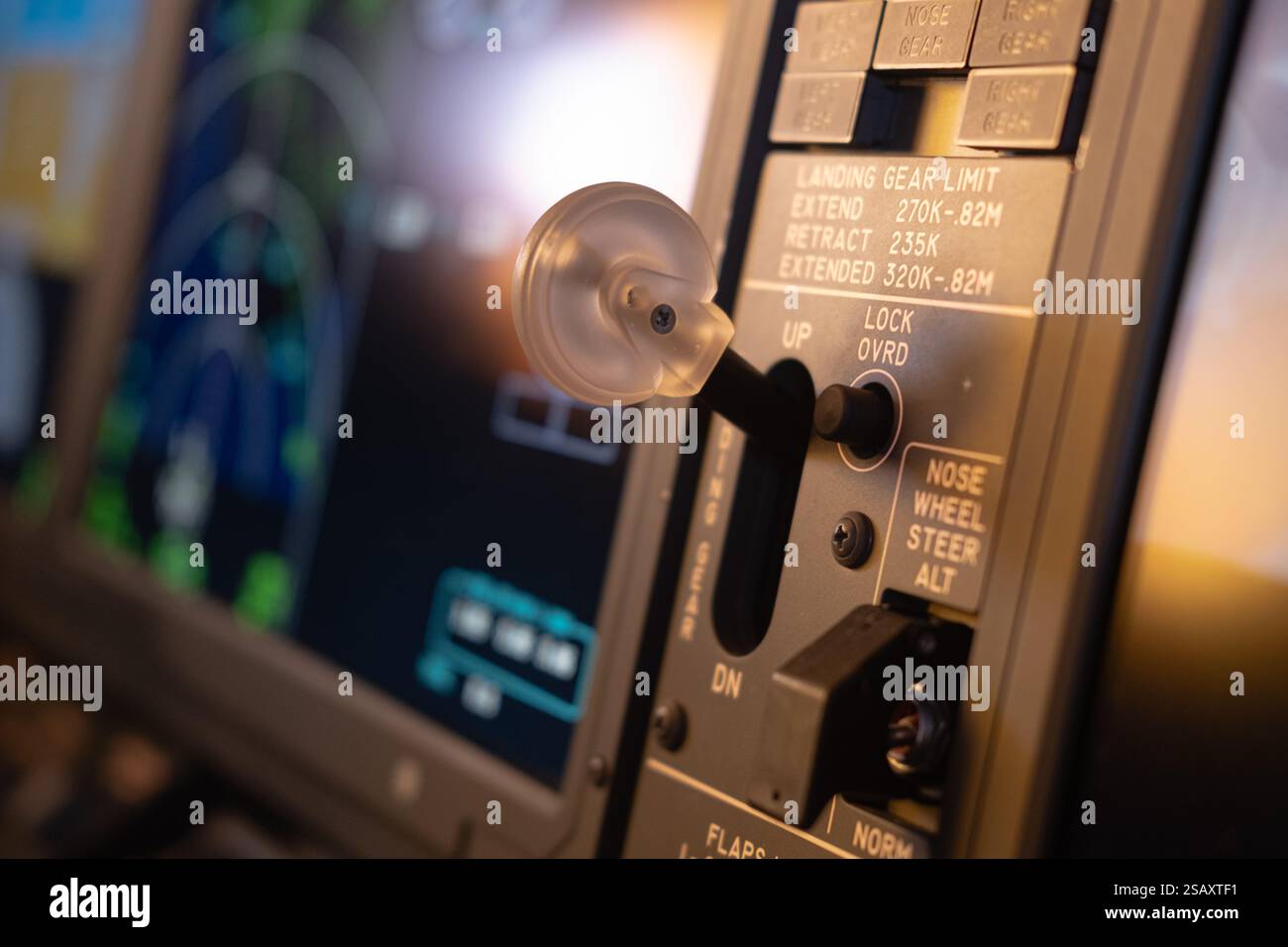 Primo piano della maniglia della leva del cambio sul ponte di volo di un modello B737MAX Foto Stock