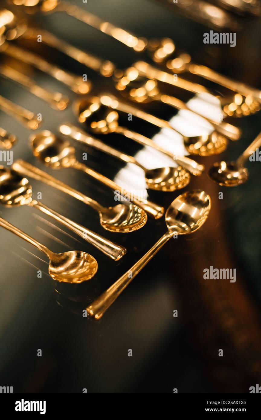 cucchiai antichi d'oro sul tavolo. Foto di alta qualità Foto Stock