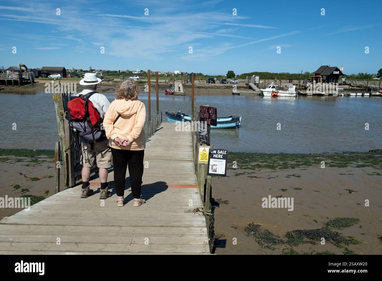 Coppia senior in attesa del traghetto Southwold-Walberswick per attraversare il fiume Blyth. Walberswick, Suffolk, Inghilterra. Foto Stock