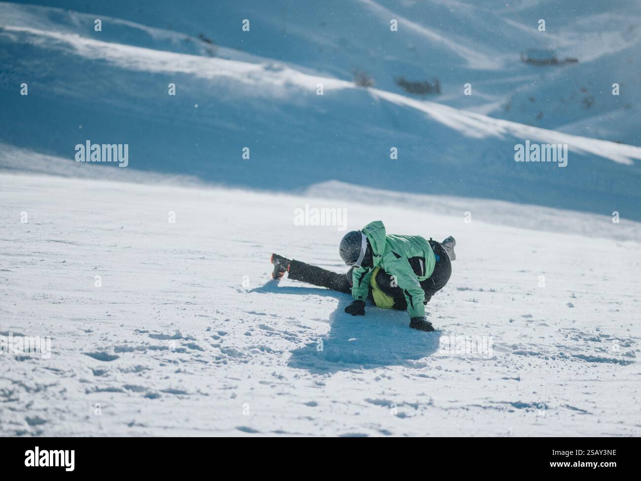 Due persone si divertono un momento di gioco su una montagna innevata Foto Stock