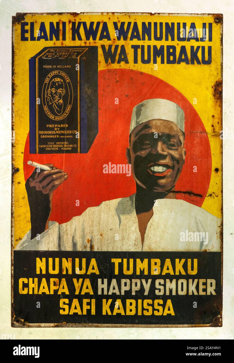 Africa Tanzania, Zanzibar, Stonetown, città vecchia, Happy Smoker, vecchio annuncio di tabacco Swahili smaltato per l'azienda olandese del tabacco Foto Stock