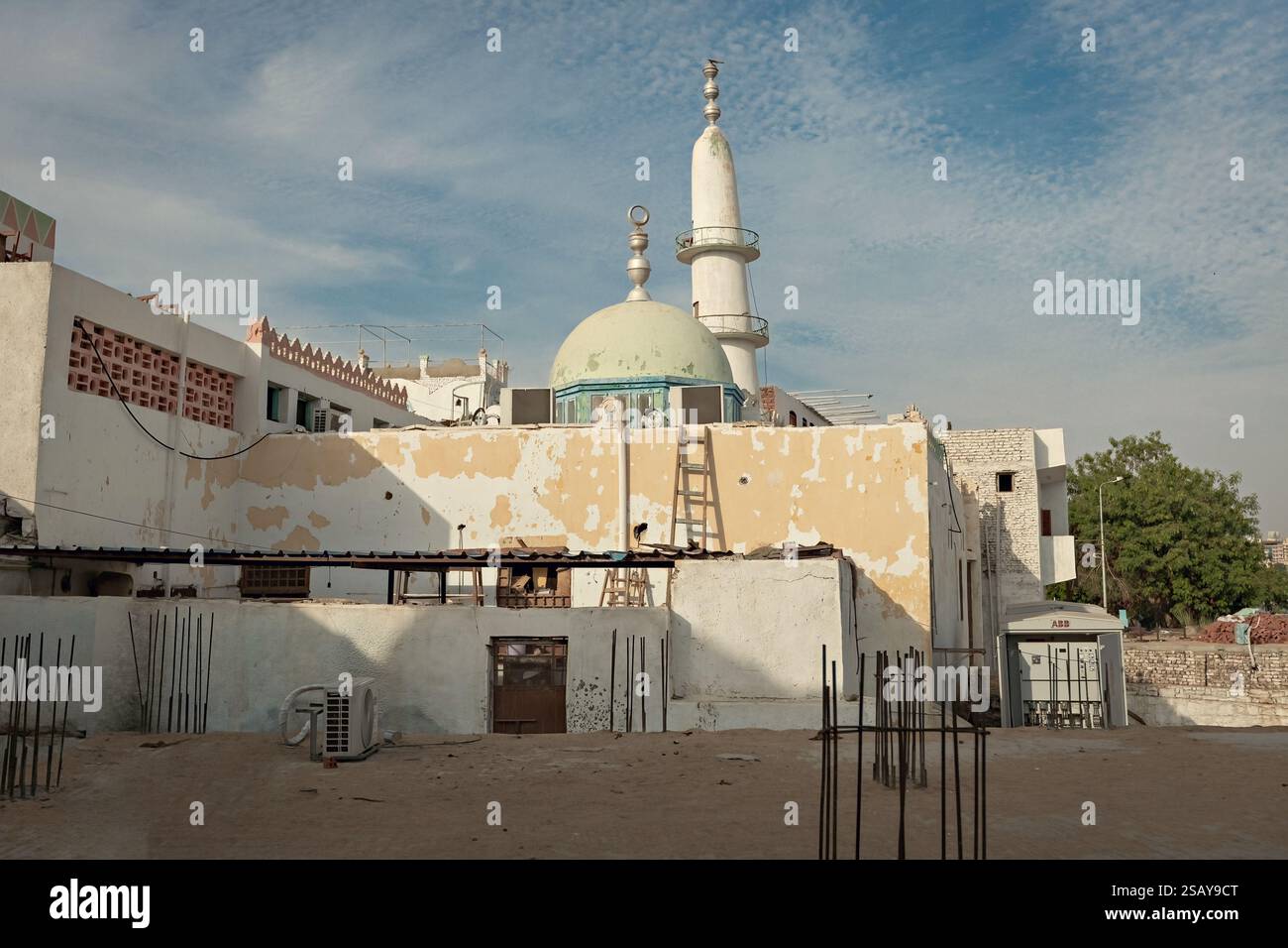 Vecchia moschea nel villaggio dell'isola Elefantina di Assuan, alto Egitto Foto Stock