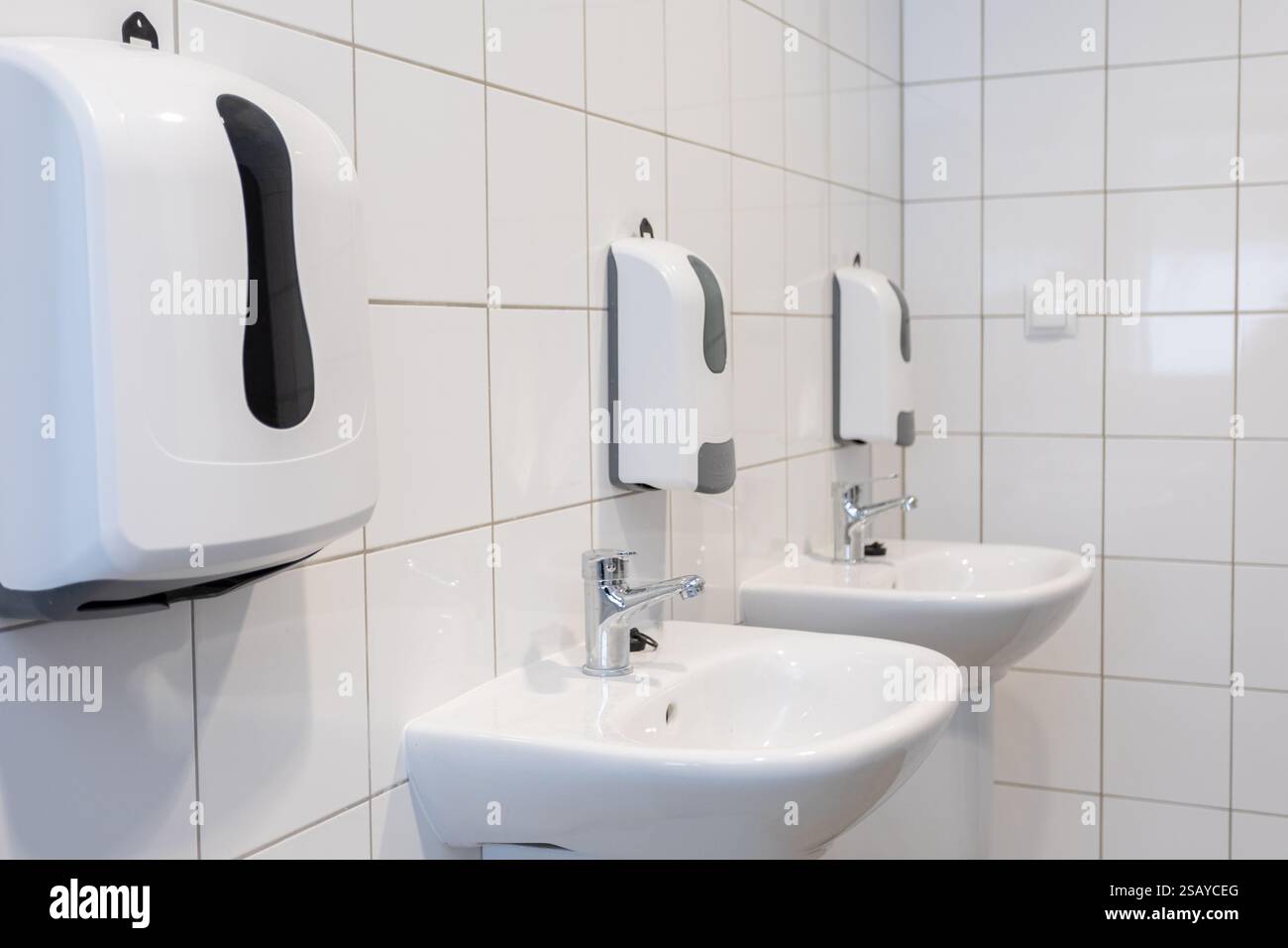 I nostri moderni bagni sono dotati di eleganti lavandini e comodi erogatori di sapone Foto Stock