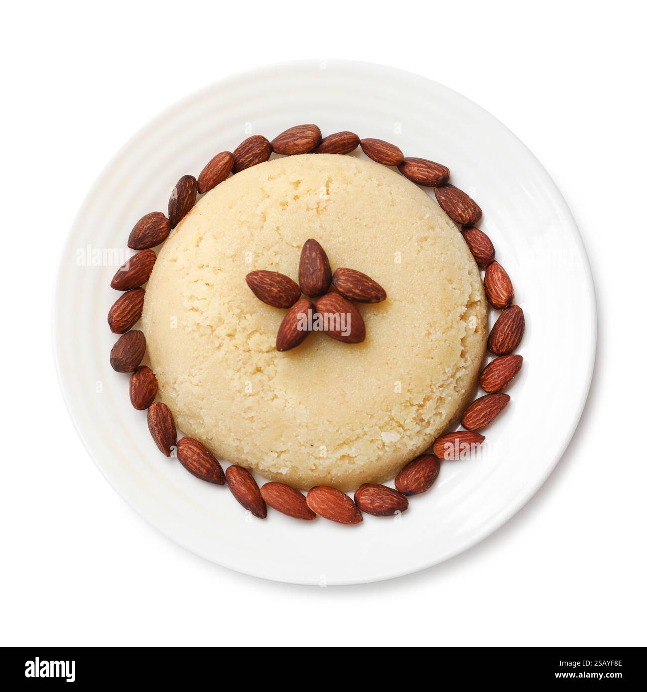 Deliziosa halva di semola con mandorle isolate sul bianco, vista dall'alto Foto Stock