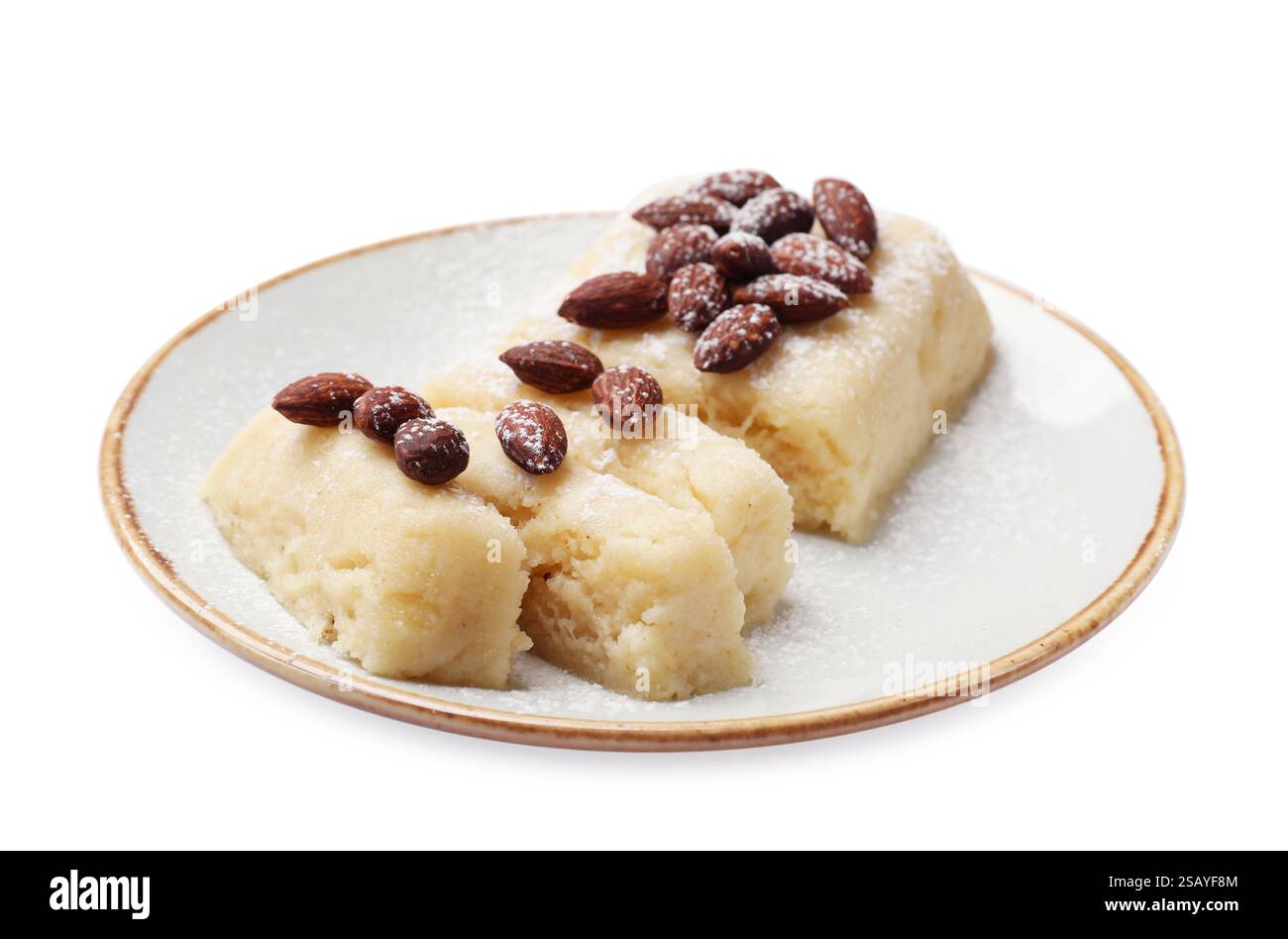 Deliziosa halva dolce di semola con mandorle isolate su bianco Foto Stock